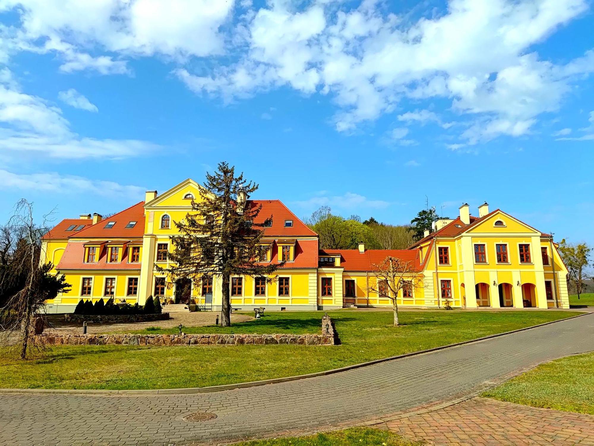 Palac W Rymaniu Exterior foto