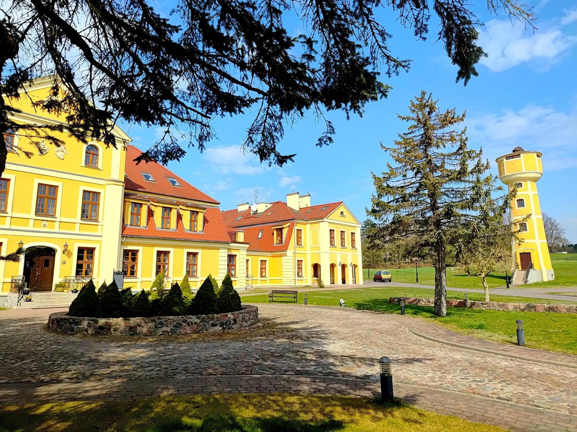 Palac W Rymaniu Exterior foto