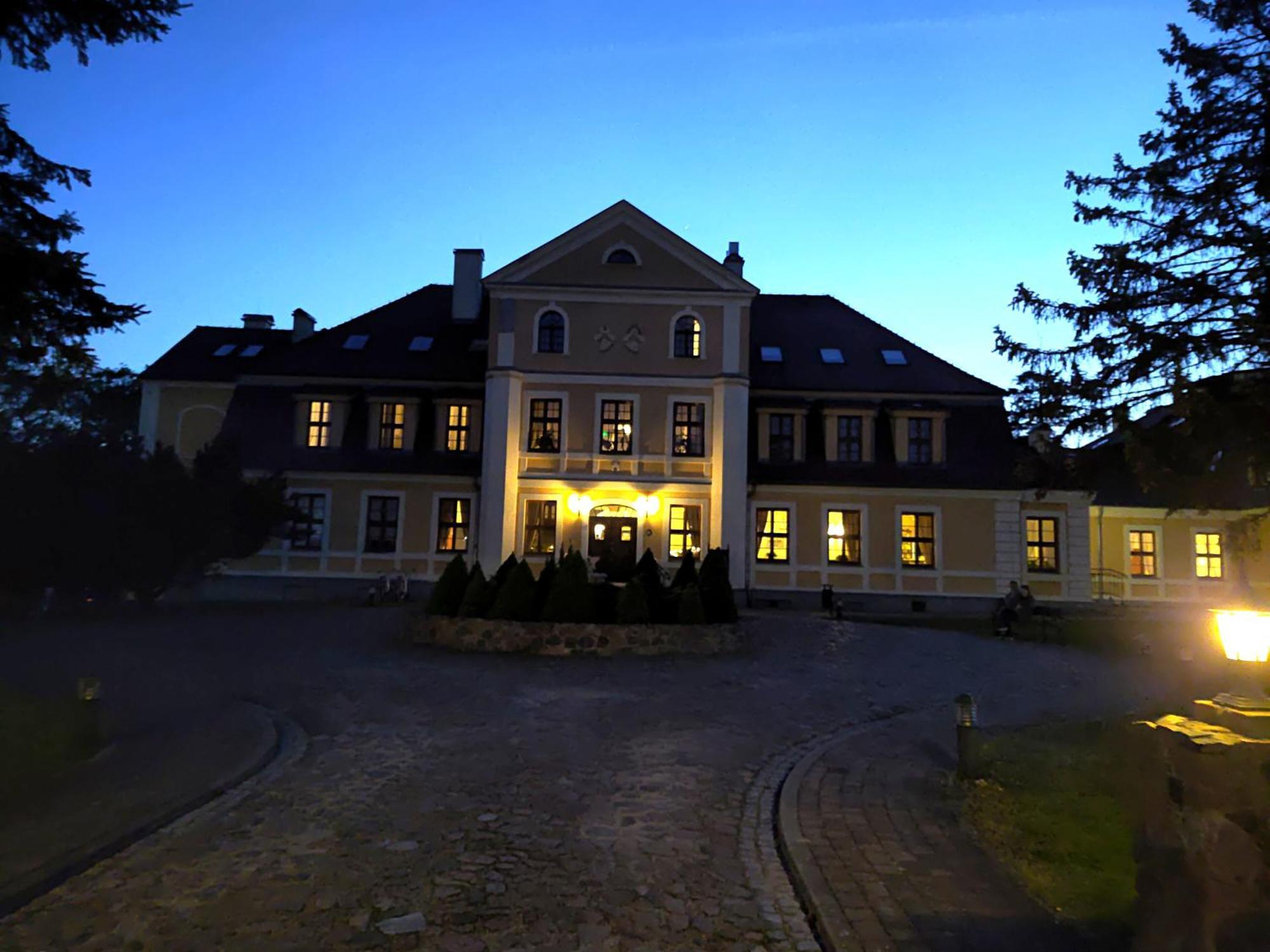 Palac W Rymaniu Exterior foto